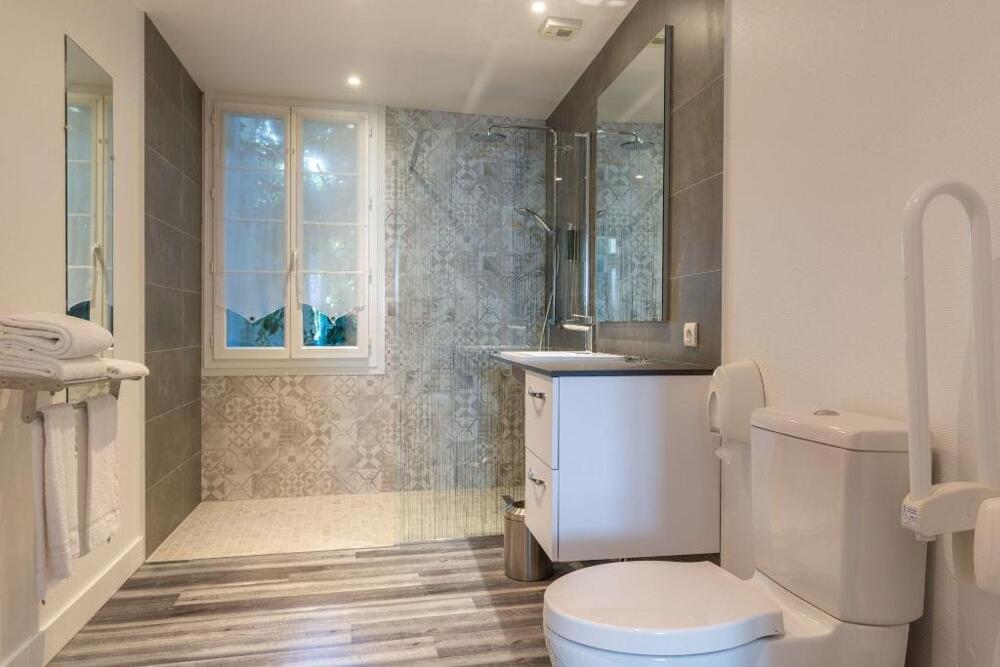 Foto del baño de The Originals Boutique La Villa Ouest &amp;amp; Spa