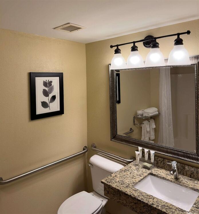 Foto del baño de Hotel Country Inn &amp;amp; Suites by Radisson, Macedonia, OH