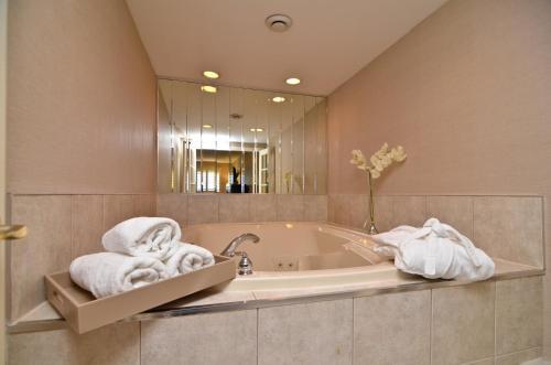 Foto de una habitación de Holiday Inn Hotel &amp;amp; Suites St.Catharines-Niagara, an IHG Hotel