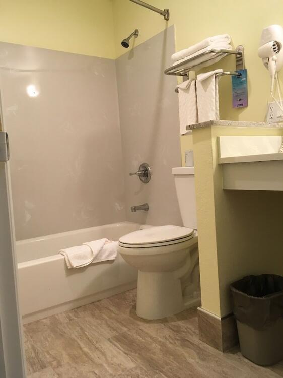 Bathroom – Hotel Travelodge by Wyndham Fairfield/Napa Valley