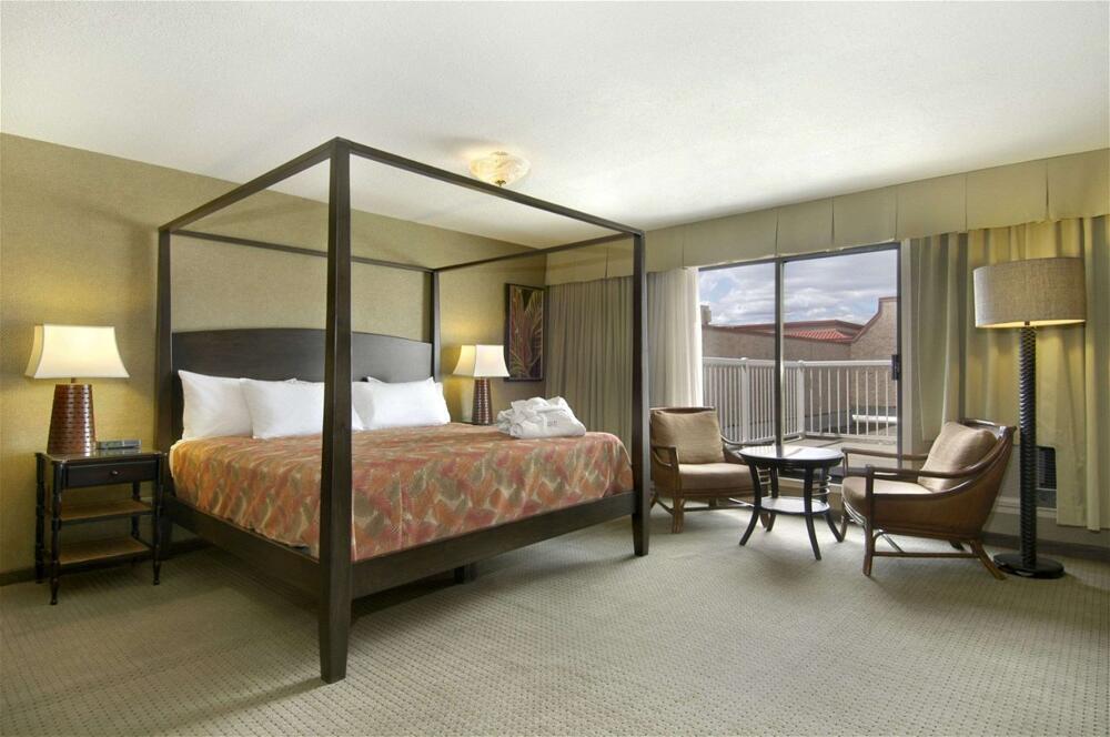 Foto de una habitación de Ramada by Wyndham Kelowna Hotel &amp;amp; Conference Center