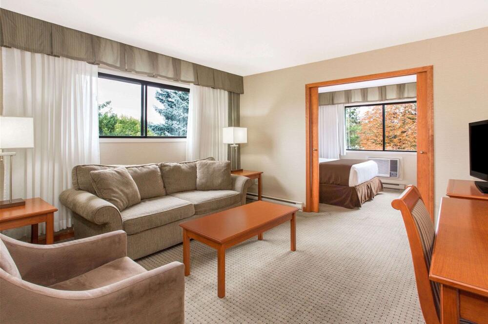 Foto de una habitación de Ramada by Wyndham Kelowna Hotel &amp;amp; Conference Center