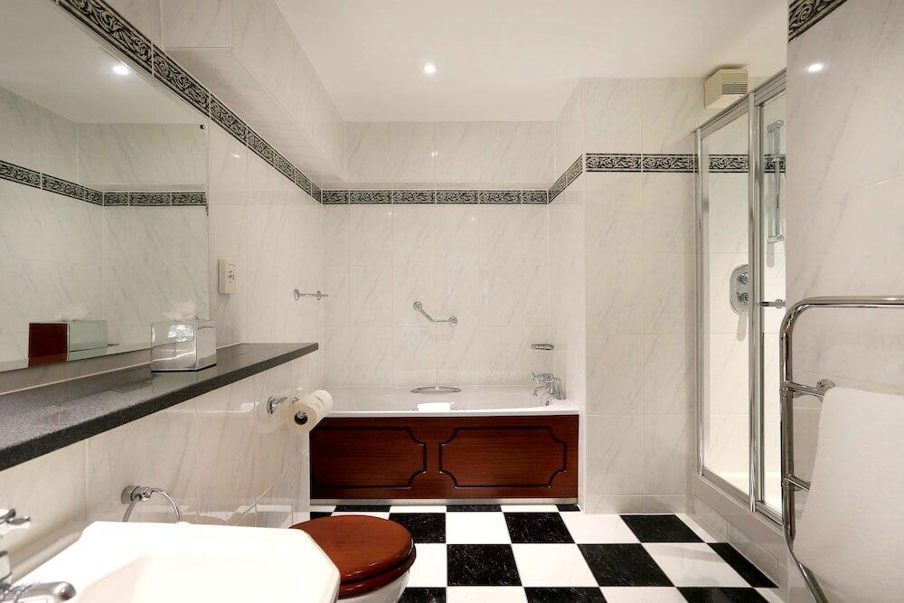 Foto del baño de Macdonald Norwood Hall Hotel