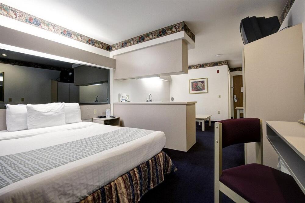 Foto de una habitación de Hotel Americas Best Value Inn &amp;amp; Suites Racine