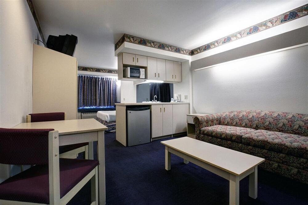 Foto de una habitación de Hotel Americas Best Value Inn &amp;amp; Suites Racine