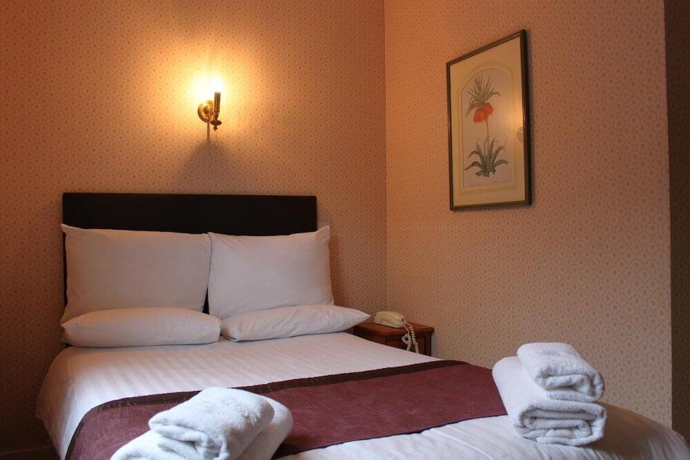 Foto de una habitación de Brook Red Lion Hotel