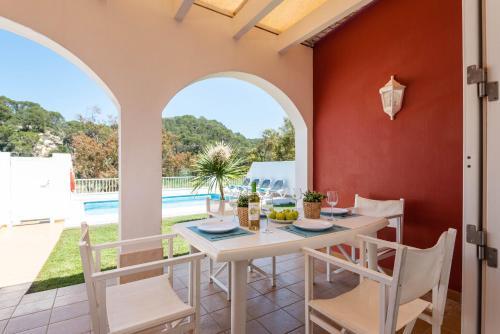 Foto de una habitación de Villas Galdana Palms
