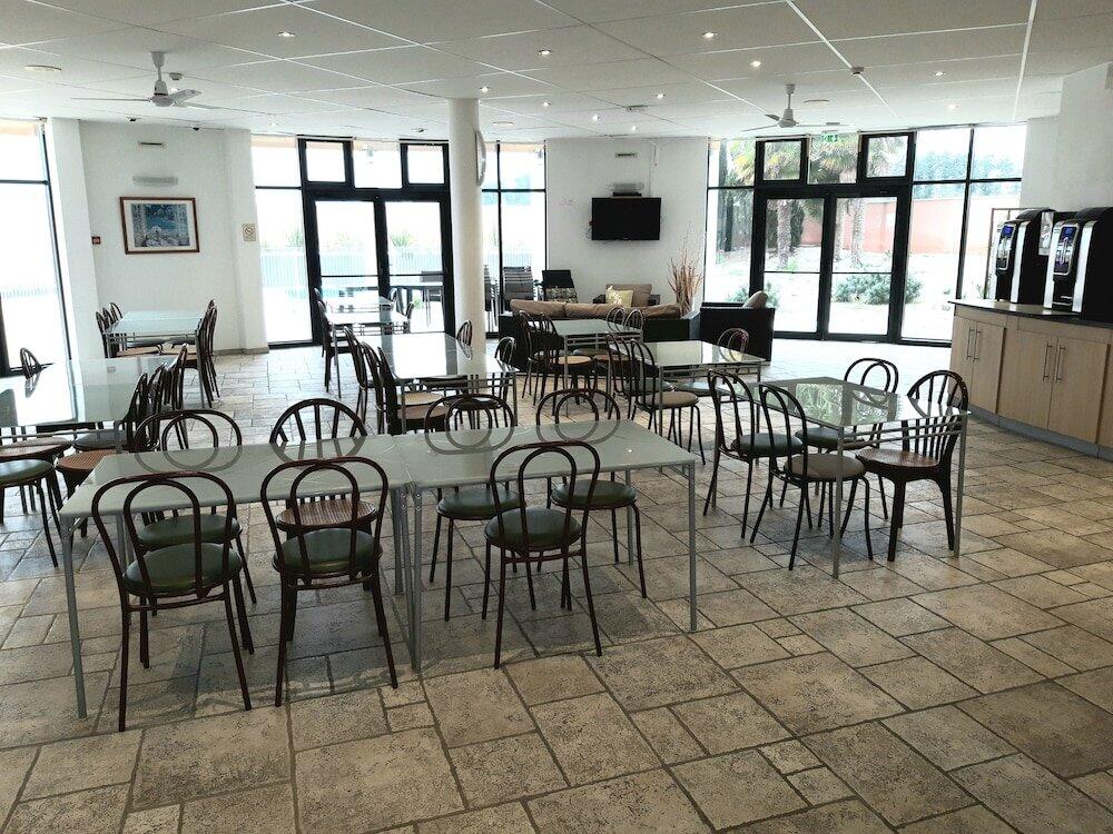 Foto de restauración de Hôtel &amp;amp; Résidence Futuroscope