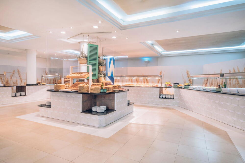 Foto de restauración de Hotel Iberostar Waves Club Cala Barca