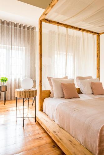 Foto de una habitación de 19 Tile Ceramic Concept - by Unlock Hotels