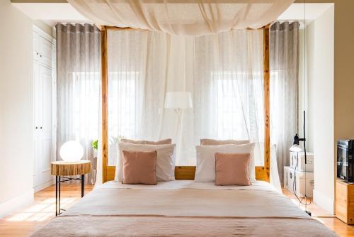 Foto de una habitación de 19 Tile Ceramic Concept - by Unlock Hotels