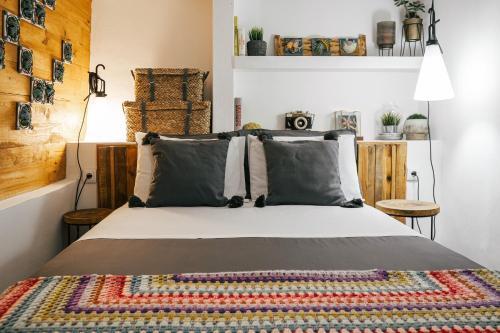 Foto de una habitación de 19 Tile Ceramic Concept - by Unlock Hotels