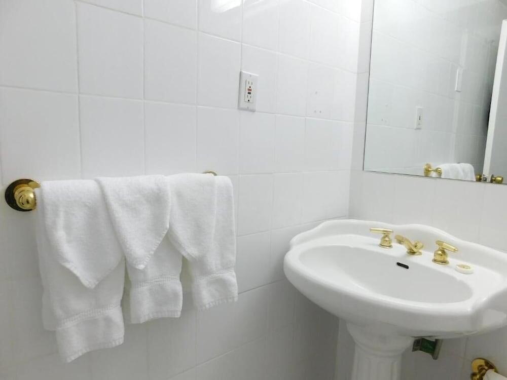 Foto del baño de Hotel Ramada by Wyndham North Bergen