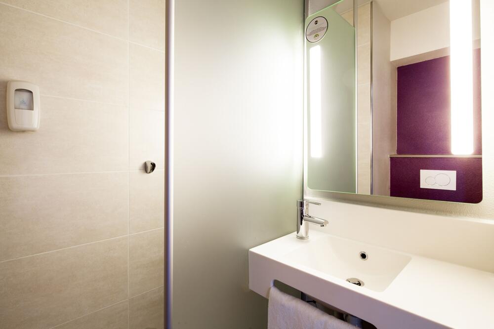 Foto del baño de B&amp;amp;B HOTEL Paris Romainville Noisy-le-Sec