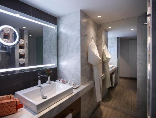 Foto del baño de Hotel Angsana Corfu Resort &amp;amp; Spa