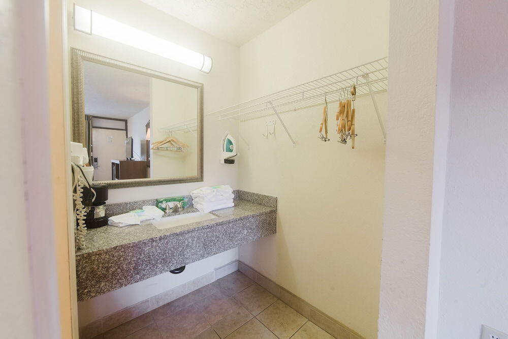 Foto del baño de Hotel Americana Inn a Travelodge by Wyndham