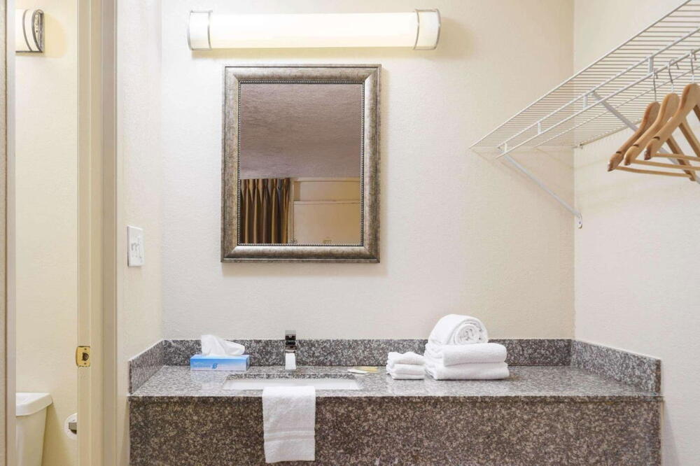 Foto del baño de Hotel Americana Inn a Travelodge by Wyndham