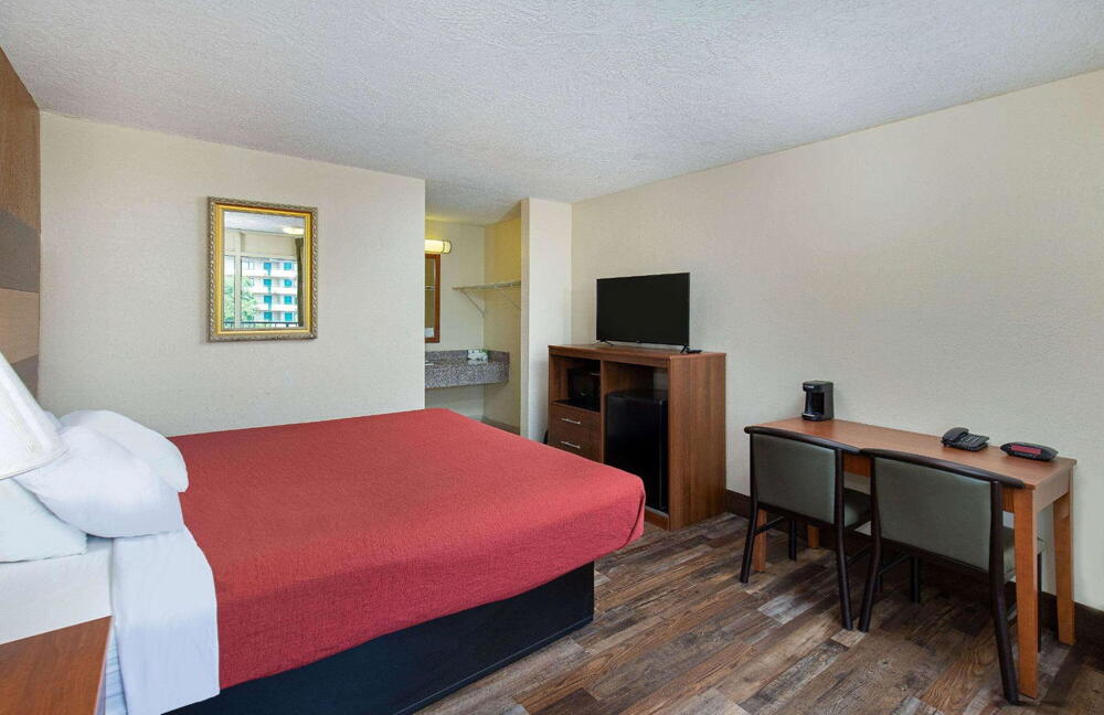 Foto de una habitación de Hotel Americana Inn a Travelodge by Wyndham