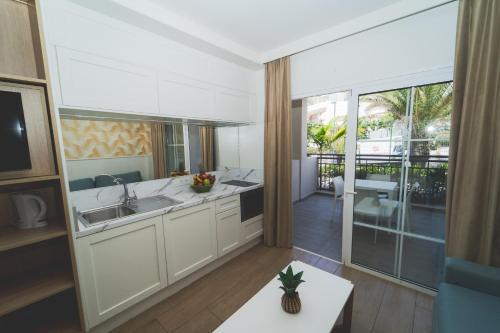 Foto de una habitación de Apartamentos Los Olivos Beach Resort