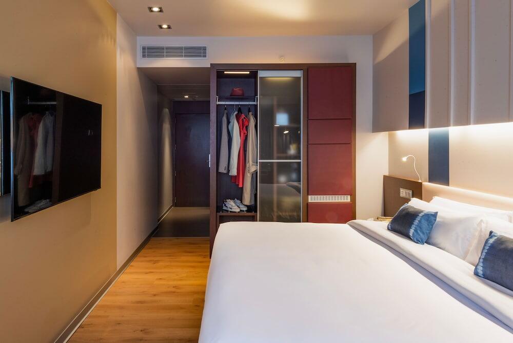Foto de una habitación de voco Madrid Retiro, an IHG Hotel