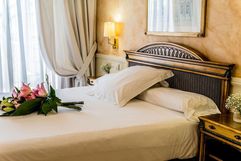 Foto de una habitación de Apartamentos Guadalpin Suites