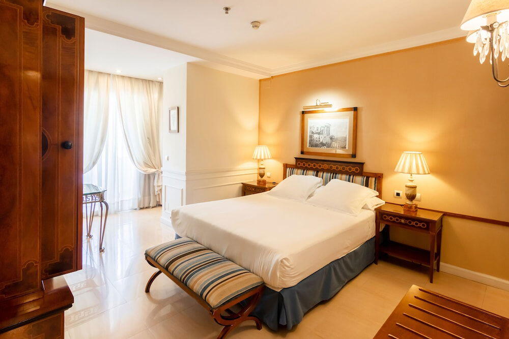 Foto de una habitación de Apartamentos Guadalpin Suites