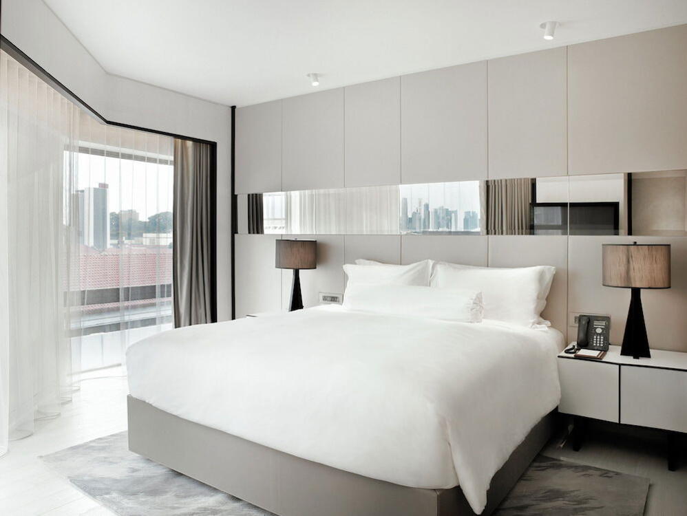 Foto de una habitación de Naumi Hotel