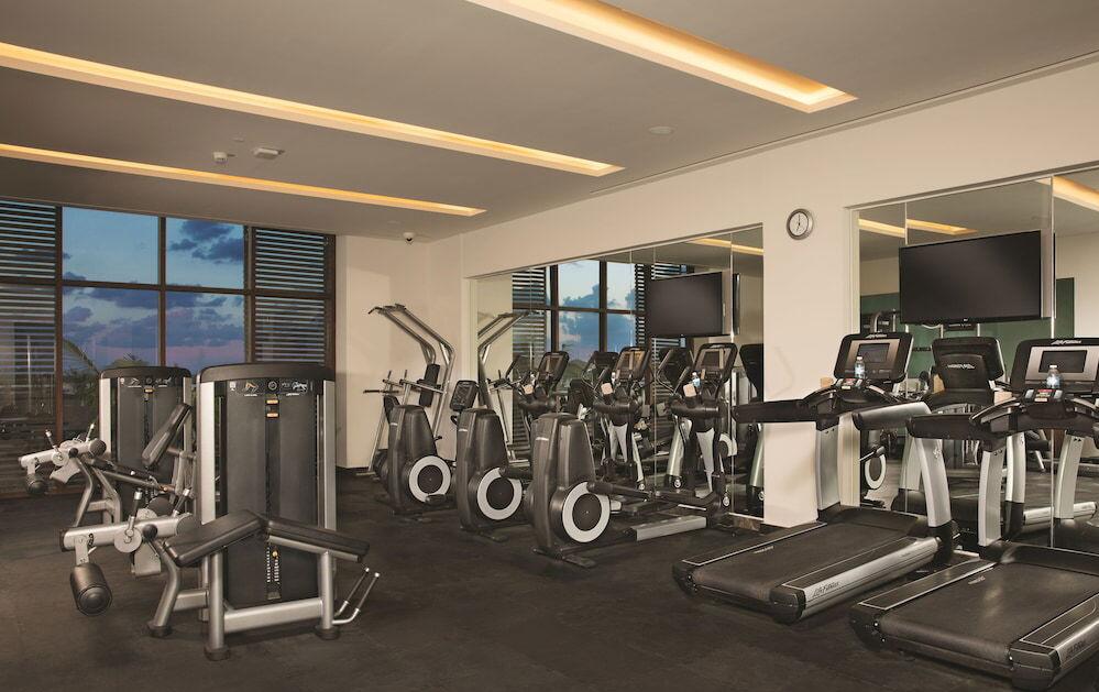Gimnasio en Secrets Playa Mujeres Golf & Spa Resort: Entrena con lujo y vistas al Caribe