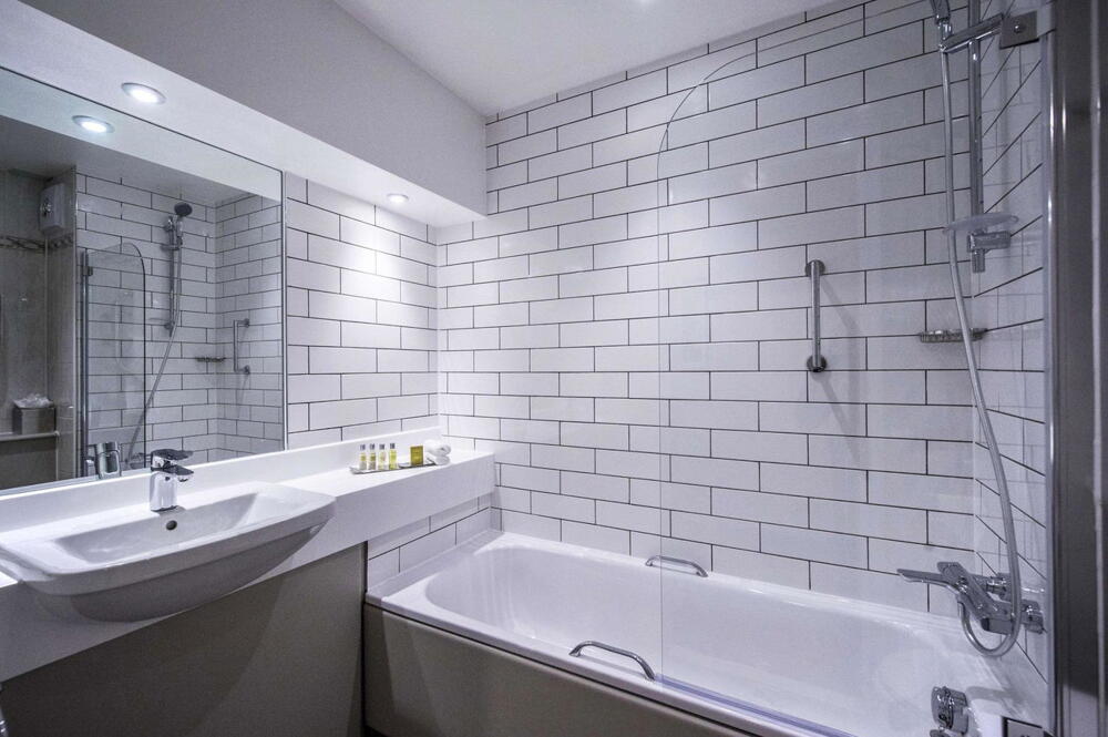 Bathroom – Hotel DoubleTree by Hilton Cheltenham-Cotswolds
