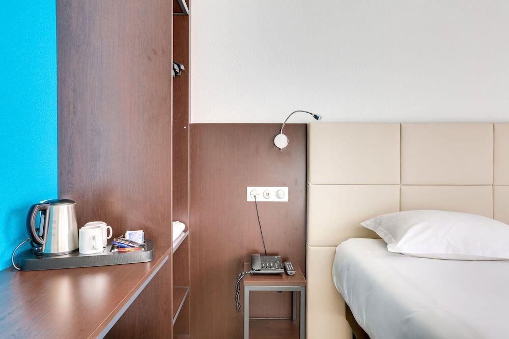 Foto de una habitación de The Originals City, Hôtel Caen Mémorial