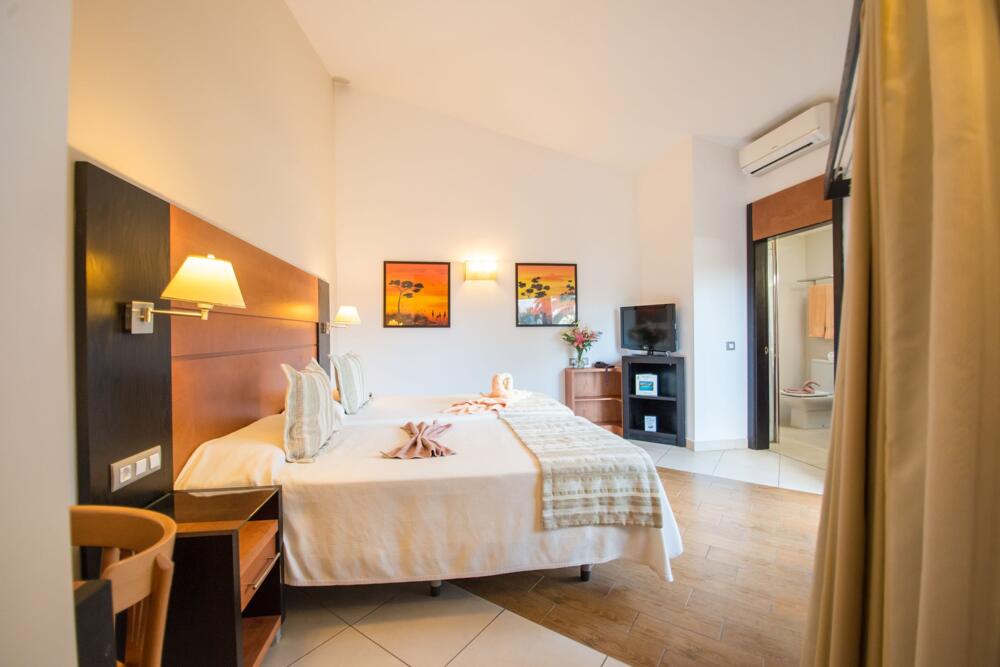Foto de una habitación de HL Miraflor Suites Hotel