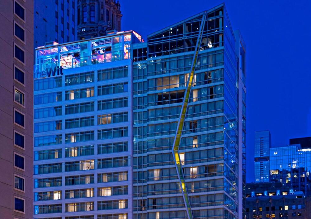 Foto del exterior de theWit Chicago, a Hilton Hotel