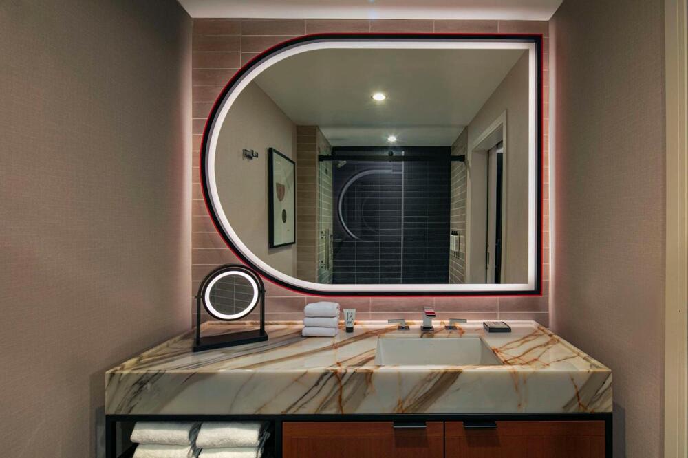 Foto del baño de theWit Chicago, a Hilton Hotel