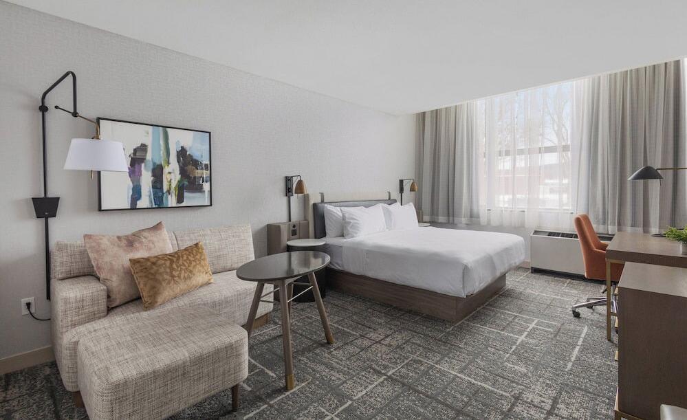 Foto de una habitación de Hotel Crowne Plaza Lansing by IHG