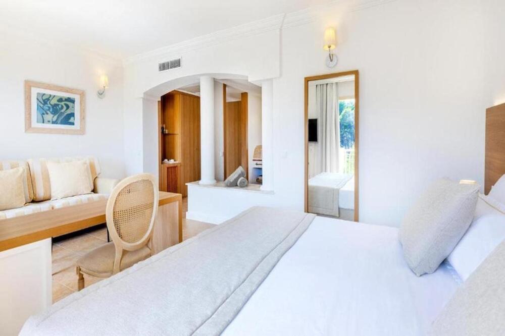 Foto de una habitación de Hotel VIVA Cala Mesquida Suites &amp;amp; Spa Adults Only 16