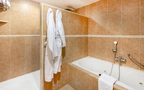 Foto del baño de Hotel VIVA Cala Mesquida Suites &amp;amp; Spa Adults Only 16