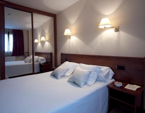 Foto de una habitación de Hotel y Apartamentos Arias