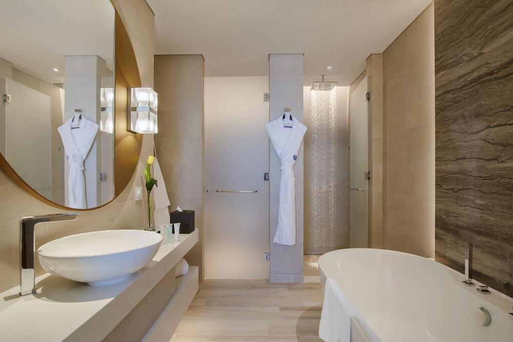 Foto del baño de Hotel Al Bandar Rotana – Dubai Creek