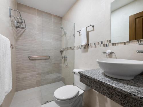 Bathroom – Gran Hotel Europa Santo Domingo, Trademark by Wyndham