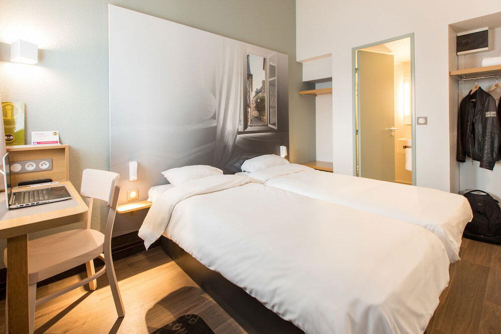 Foto de una habitación de B&amp;amp;B HOTEL Rennes Nord St Grégoire