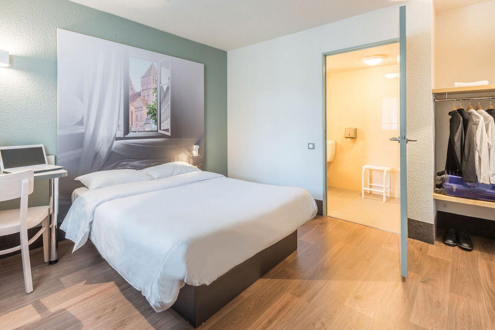 Foto de una habitación de B&amp;amp;B HOTEL Rennes Nord St Grégoire