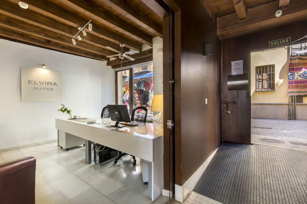 Foto de restauración de Aparthotel tuGuest Elvira Suites