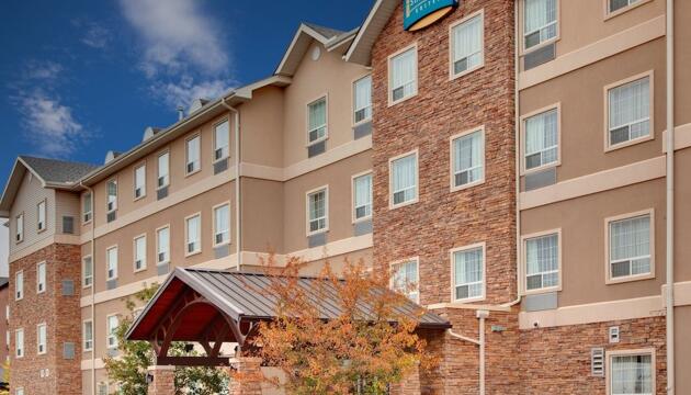 Foto de Staybridge Suites - Calgary Airport, an IHG Hotel