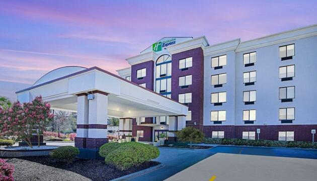 Photo – Holiday Inn Express Hotel &amp; Suites Birmingham - Inverness 280, an IHG Hotel