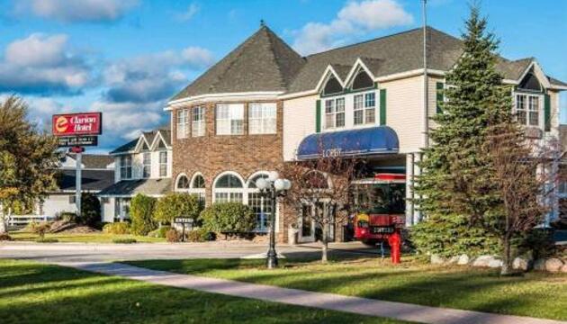 Photo – Mackinaw City Clarion Hotel Beachfront