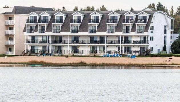 Photo – Hotel Quality Inn and Suites Mackinaw City