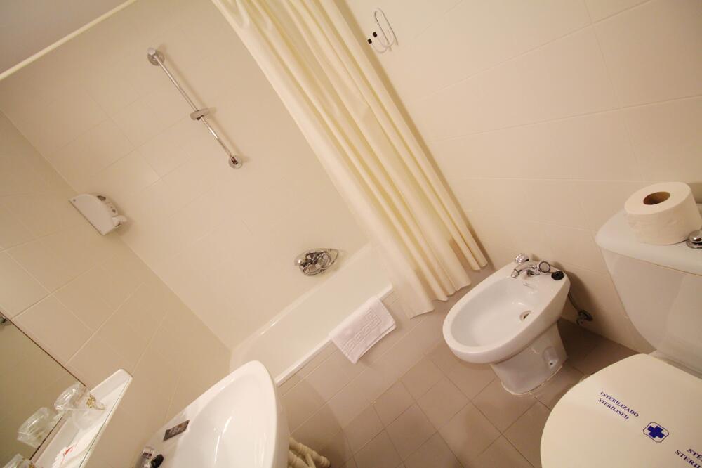 Foto del baño de Hotel Santillana