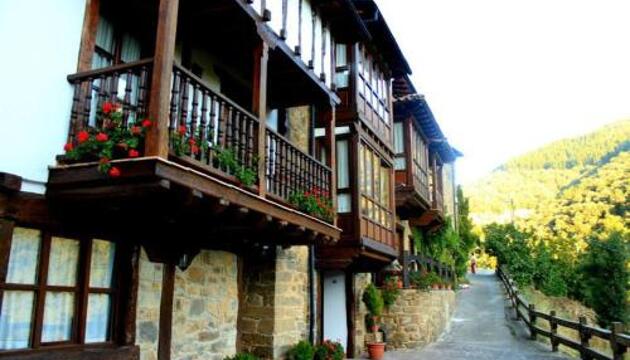 Foto de APARTAMENTOS LA COTERA barrio de arriba - CAMBARCO