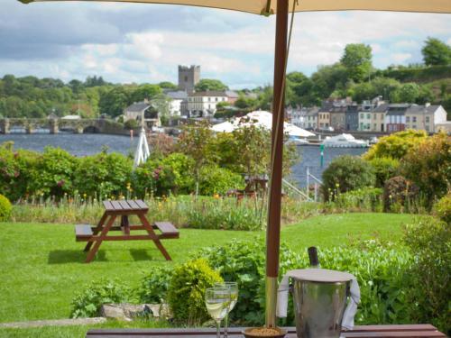 The Lakeside Hotel & Leisure Centre, Killaloe - Central de Reservas