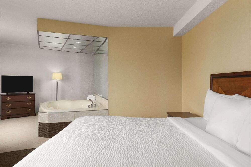 Hotel Days Inn by Wyndham Fallsview, Niagara Falls - Central de Reservas